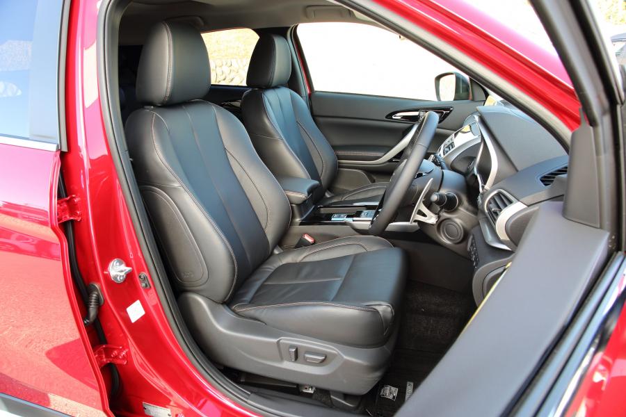 Интерьер Mitsubishi Eclipse Cross 2017 года  (JP) (фото 27 из 41)